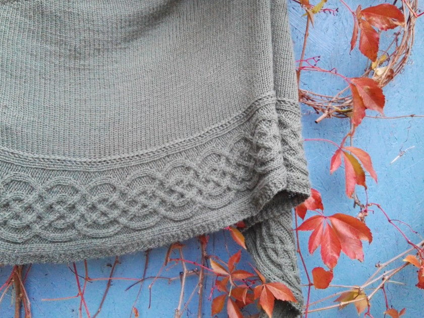 gestricktes Schultertuch mit keltischen Zopfmuster