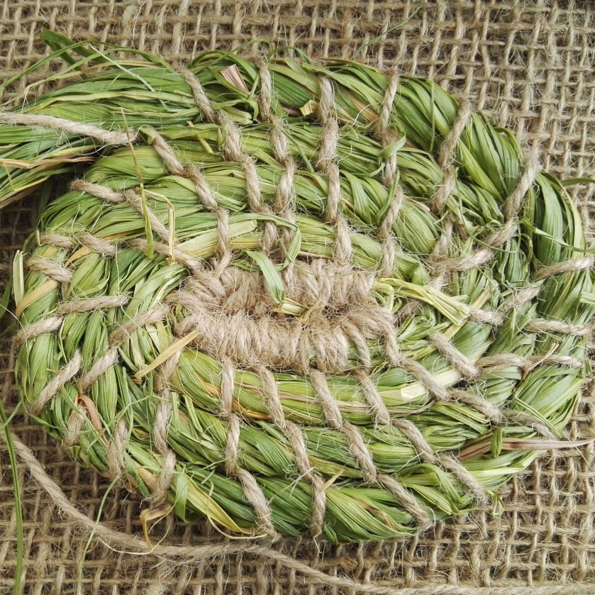 Beginn eines Korbs aus Gras